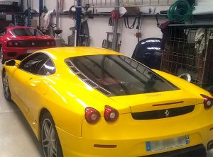 Belle vue sur deux Ferrari dans notre atelier